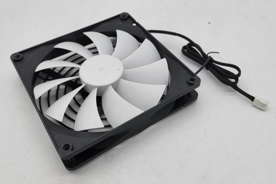 Fractal Design Silent Series R2 FD-FAN-SSR2-140 1000RPM with Fan Grill - Image 2 of 4