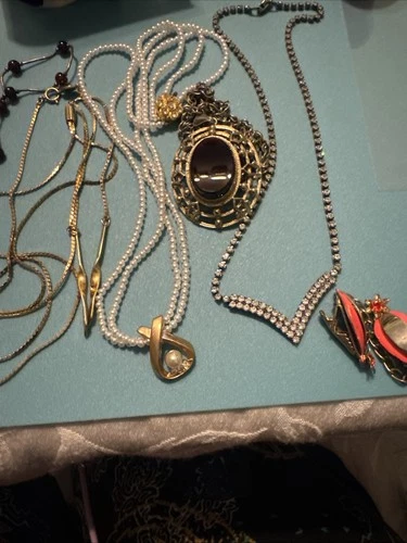 VINTAGE COSTUME JEWELRY! Lot 837