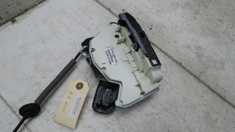 Actuador de cierre de puerta trasera derecha Volkswagen Passat 2016-2019 OEM 5K4839016 Foto 4 de 4