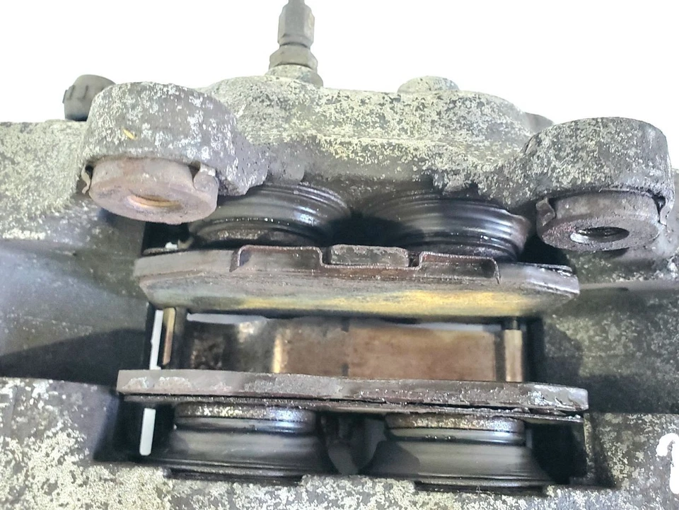 Pinza de freno delantera izquierda Nissan 240SX 1997 1998 OEM Foto 3 de 4