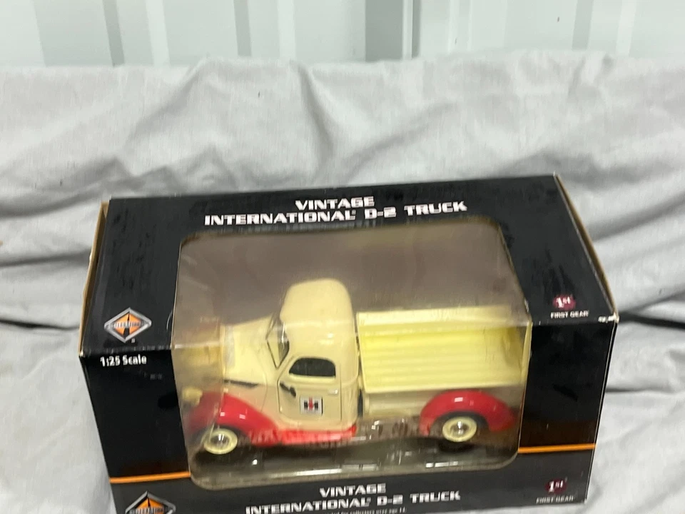 First Gear 1:25 Scale Vintage International Harvester D-2 Truck 40-0294 NIB LOGO - Image 2 of 4