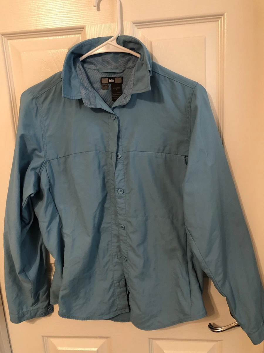 Tenue: Chemise boutonnée à manches courtes en denim bleue, Jean skinny