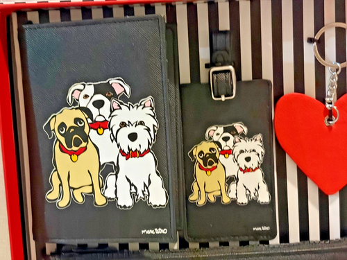 Marc Tetro Mops, Westie, Bulldogge Kosmetiktasche, Kofferanhänger, Reisepass, Anhänger Set - Bild 1 von 5