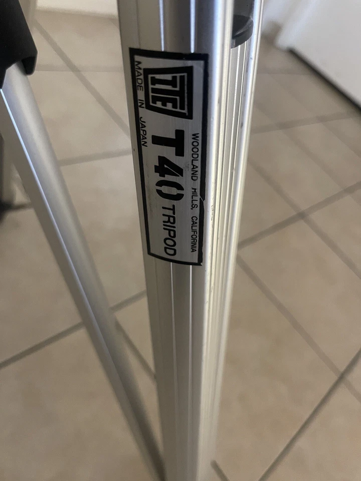 Trípode T40 ¡Listo para configurar tus cámaras profesionales en mínimas condiciones! Foto 3 de 4