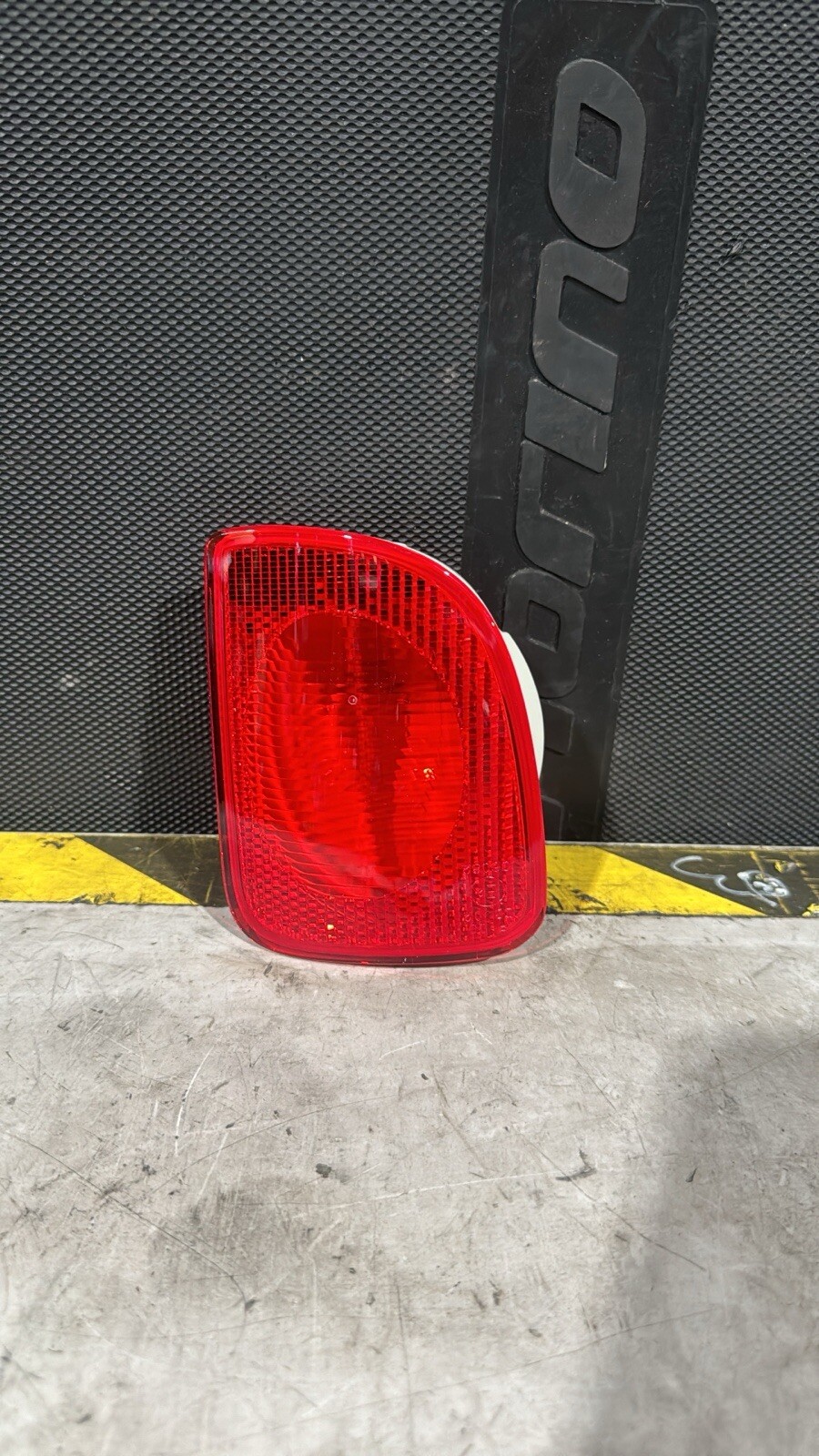 Feu antibrouillards arriere gauche pour corriger un refus au controle technique Kangoo