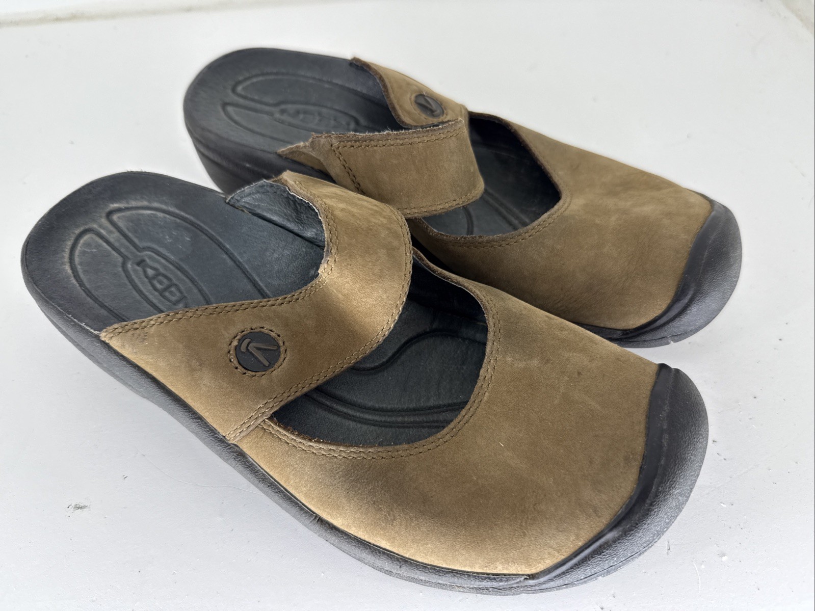 Zoccoli KEEN Saratoga cammello marrone slip on Mary Jane Mule scarpe donna 7