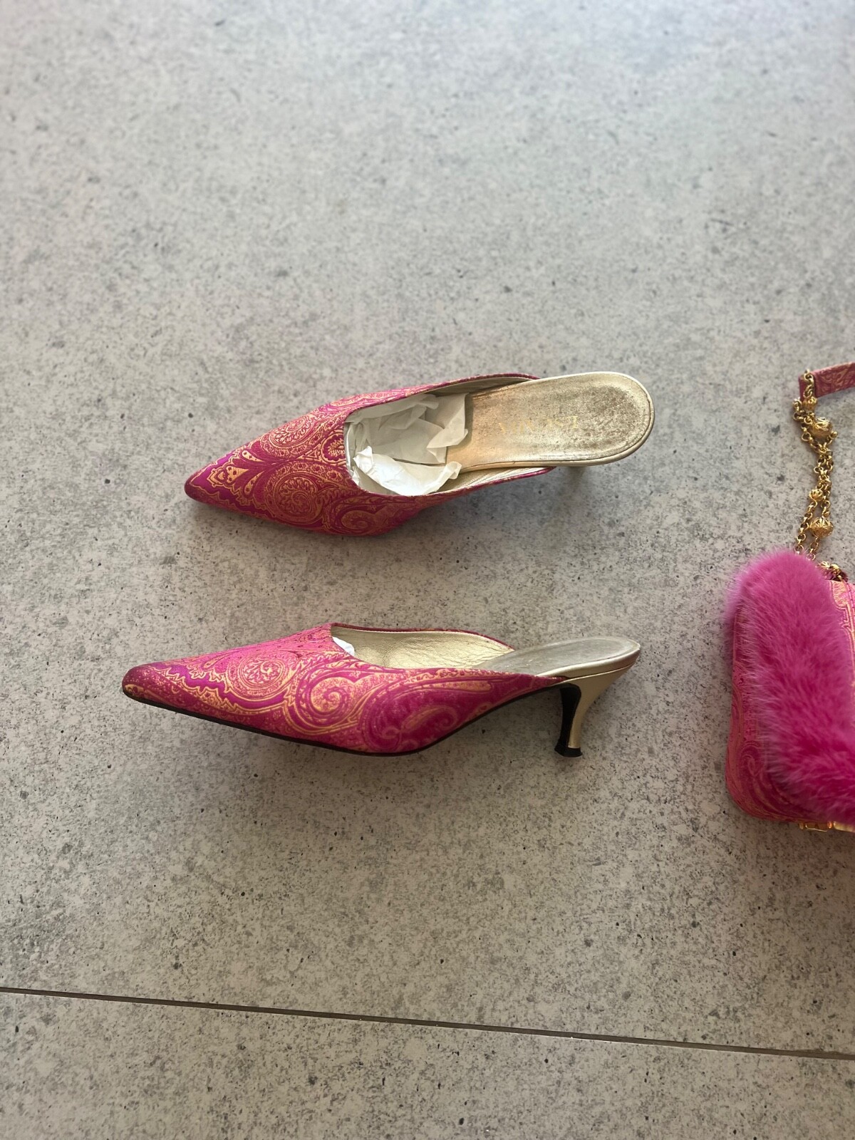 PANTOFOLA D’ORO Scarpe da scivolo ESCADA Italy tacco oro satinato mules 38 5 e borsa pelliccia di visone