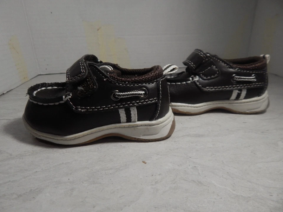 Mocasines Oshkosh de cuero sintético para niños marrón oscuro talla 3. Foto 4 de 4
