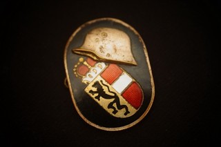 WK2 Heimwehr Österreich Glasemaille Abzeichen m. Stahlhelm