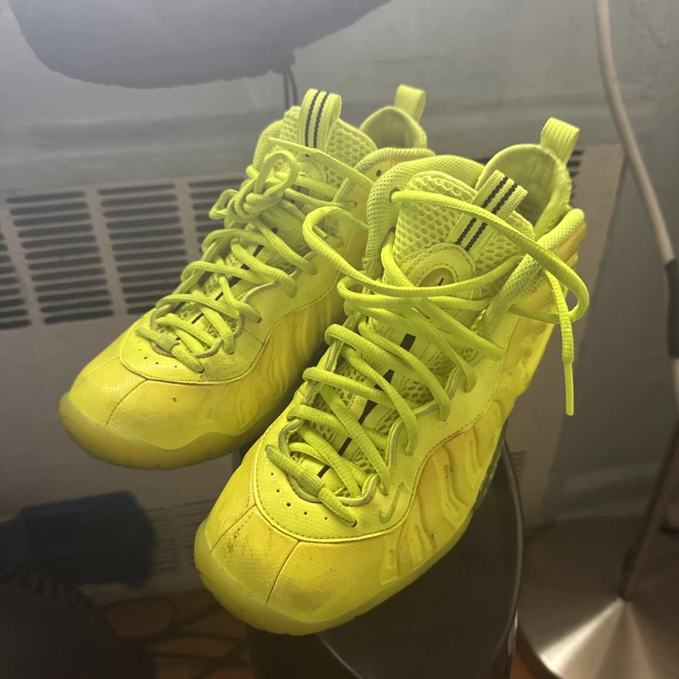 Tênis de basquete Nike Air Foamposite Kids 4Y Pro Volt verde neon/amarelo - Imagem 2 de 4