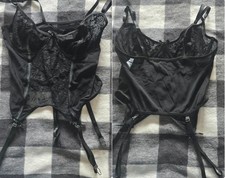 Spitzen-Bustier mit Strumpfhaltern.