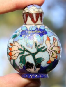 Chinese cloisonné enamel snuff bottle with flowers design, Qing dynasty