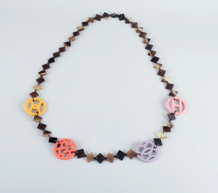 HERMÈS Hermes. Collana in corno laccato con dettagli con logo colorato.