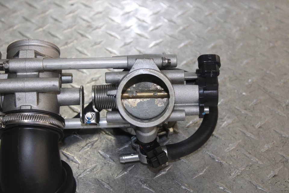 Ducati Monster 696 2009 inyectores de combustible principales/cuerpos del acelerador Foto 2 de 4