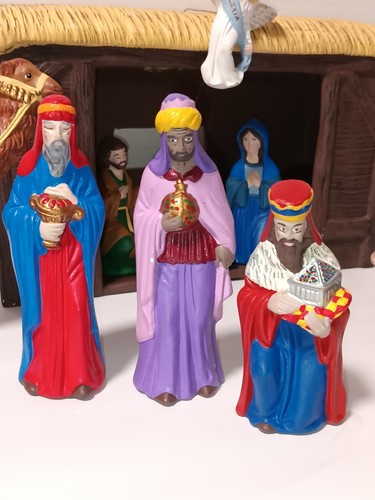 16 Piece Nativity Scene 8 Inches High - Picture 4 of 5