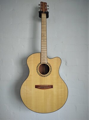 Handgefertigte Gitarre, Mahagoni Fichte und Ahorn.