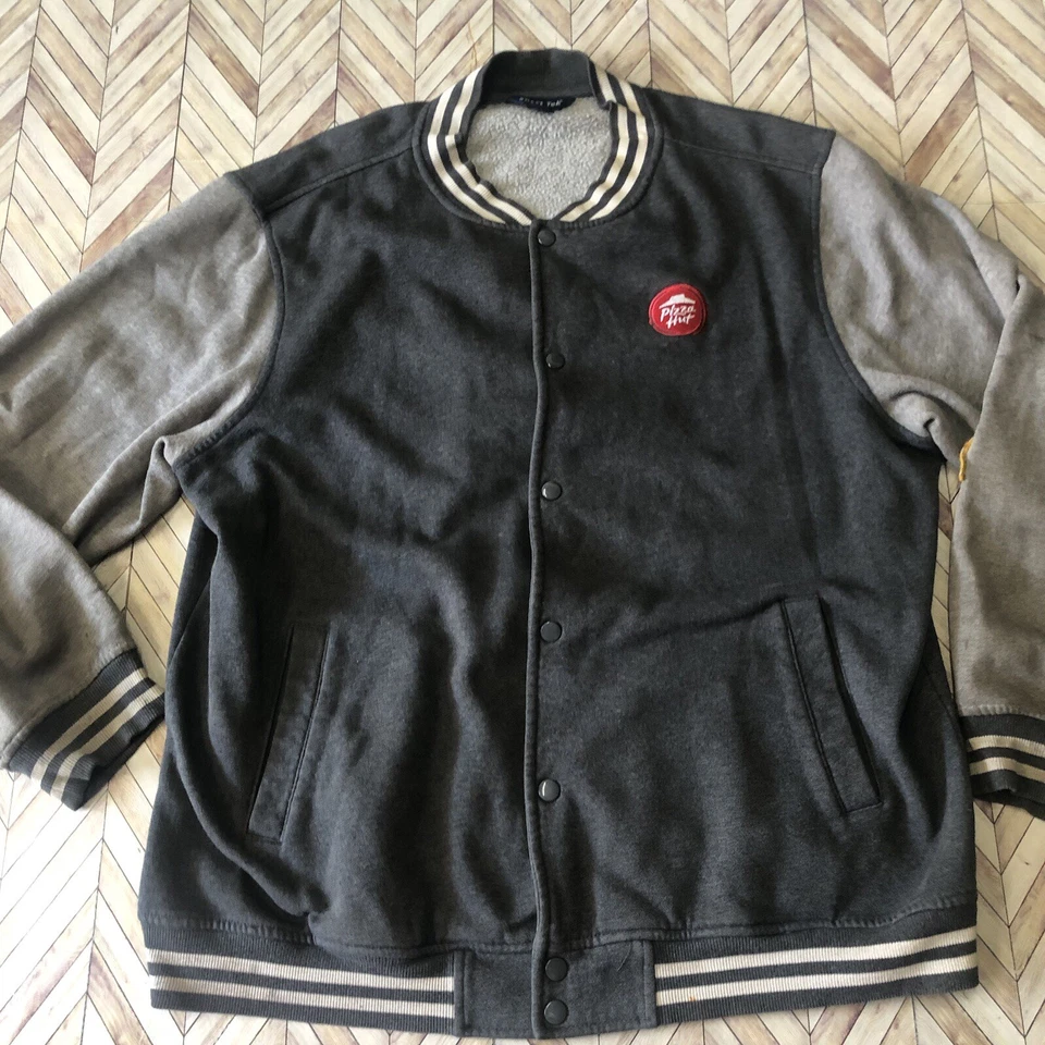 Chaqueta vintage con botones a presión Pizza Hut talla XL. Gris dos tonos. Algunas manchas leves Foto 2 de 4