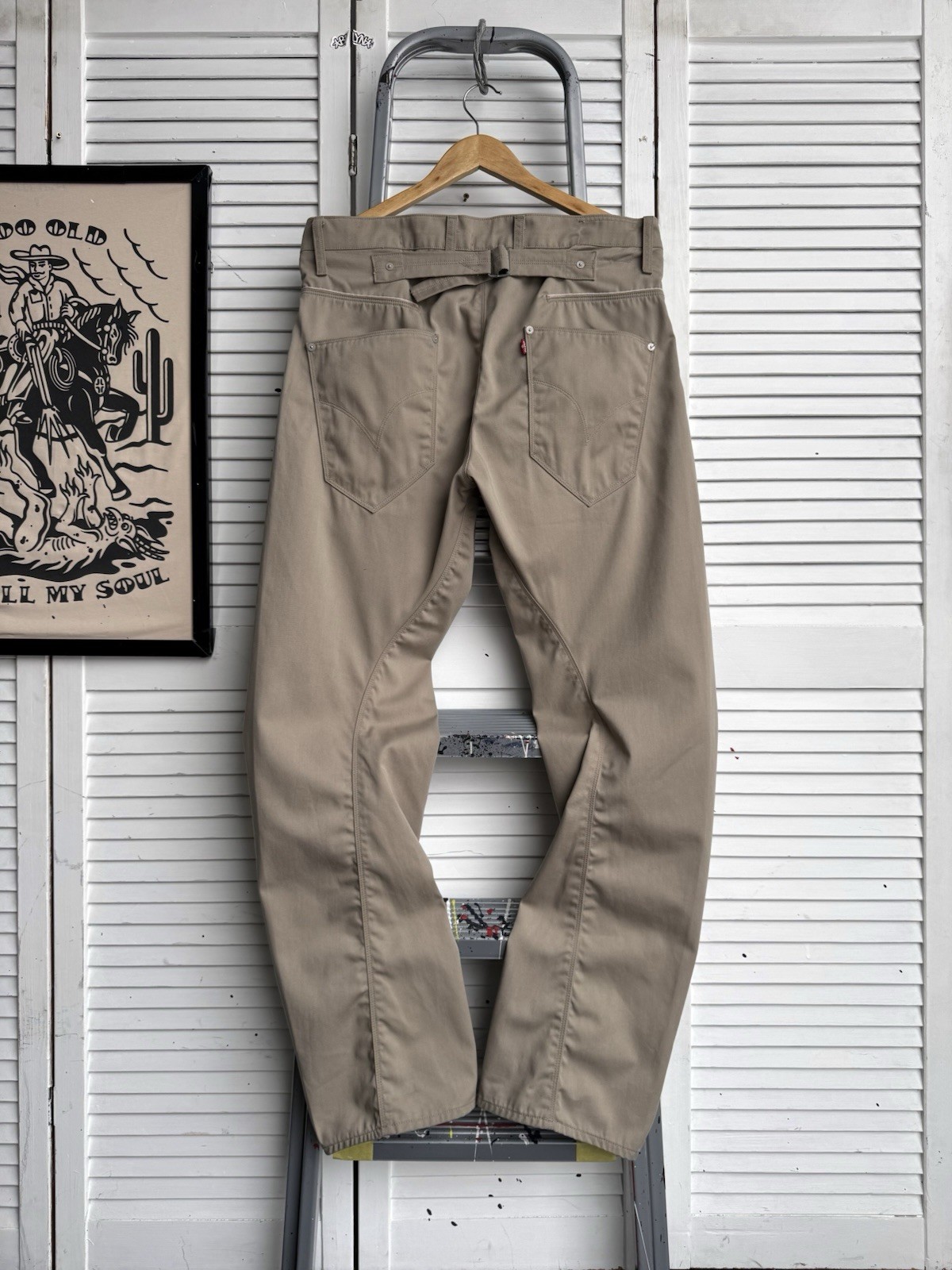 32 Beige Twisted Leg Buckle Back Lej In Hungary