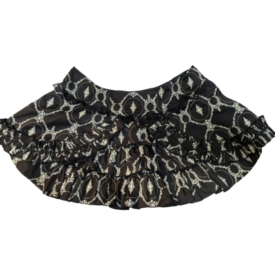 Minifalda Lip Service negra con volantes de encaje talla grande 2 punk gótica Foto 2 de 4