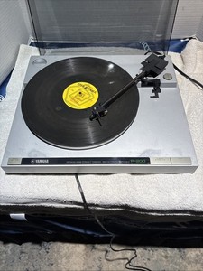 Yamaha P-200 Vintage Turntable Record Player Semi-Automatic Belt-Drive 2-Speed