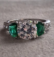 Green clear glass stone prong set ring. SZ 6.75