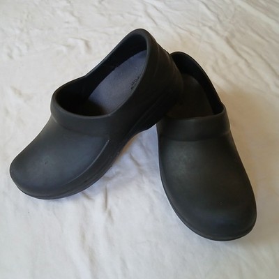 Crocs Dual Comfort Clogs Work Women s Size 7 Black Solid Shoes Have Backs