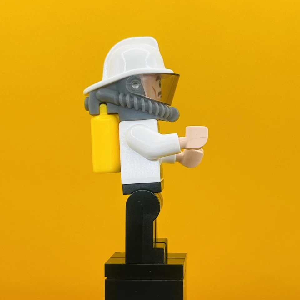 The LEGO Batman Movie Minifigure Security Guard, Fire Helmet sh0320 - Image 2 of 4