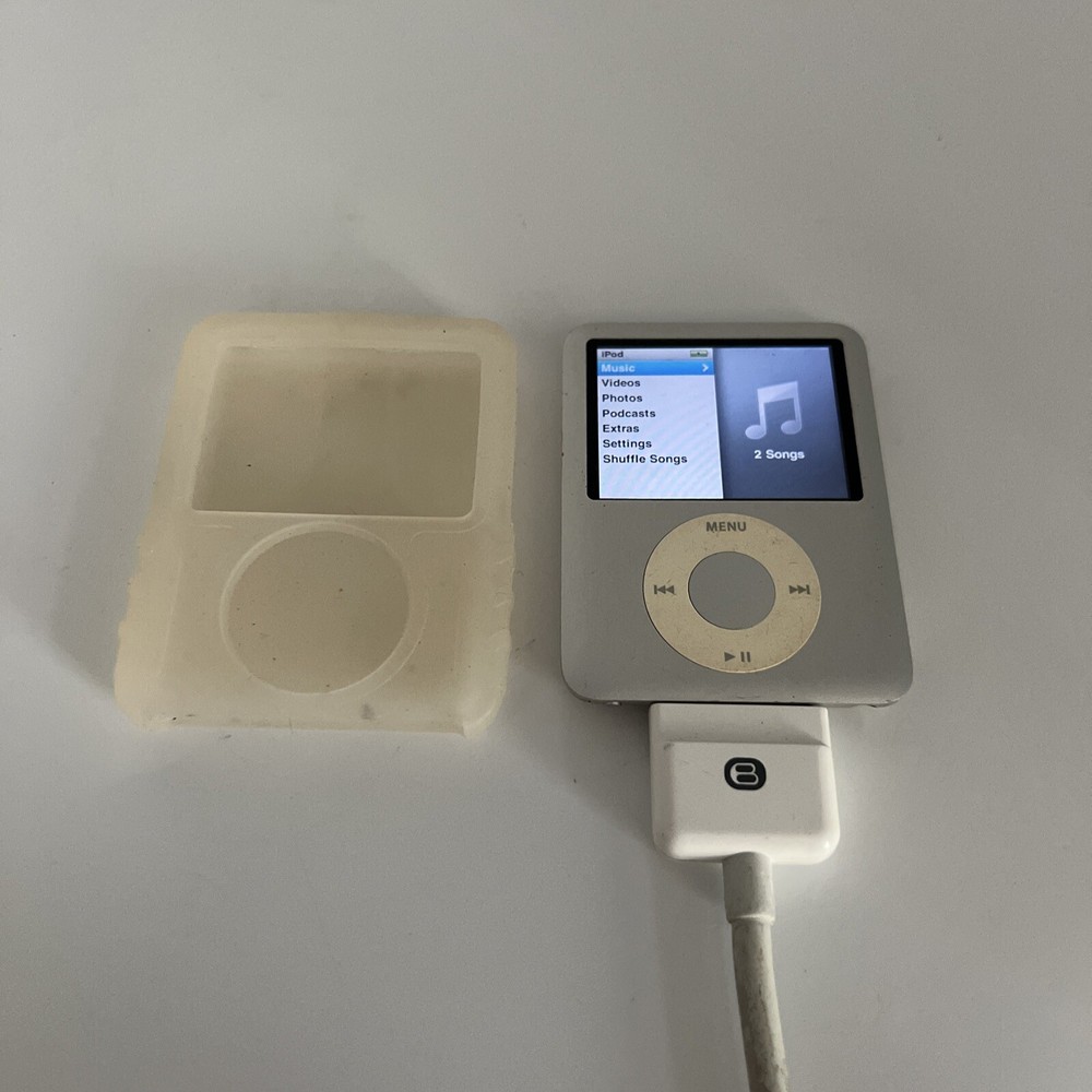 Apple iPod nano 3rd Generation 4GB Digital Music Player A1236 Silver