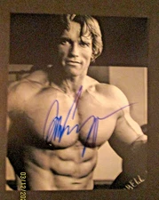 ARNOLD SCHWARZENEG : ACTOR : (PUMPING IRON) ORIGINAL AUTOGRAPH PHOTO (WOW)