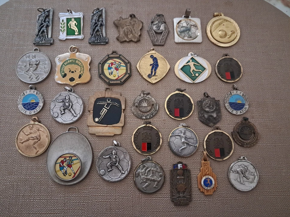 LOT DE 55 MEDAILLES DE FOOTBALL DONT 3 EN BRONZE - Photo 2/4