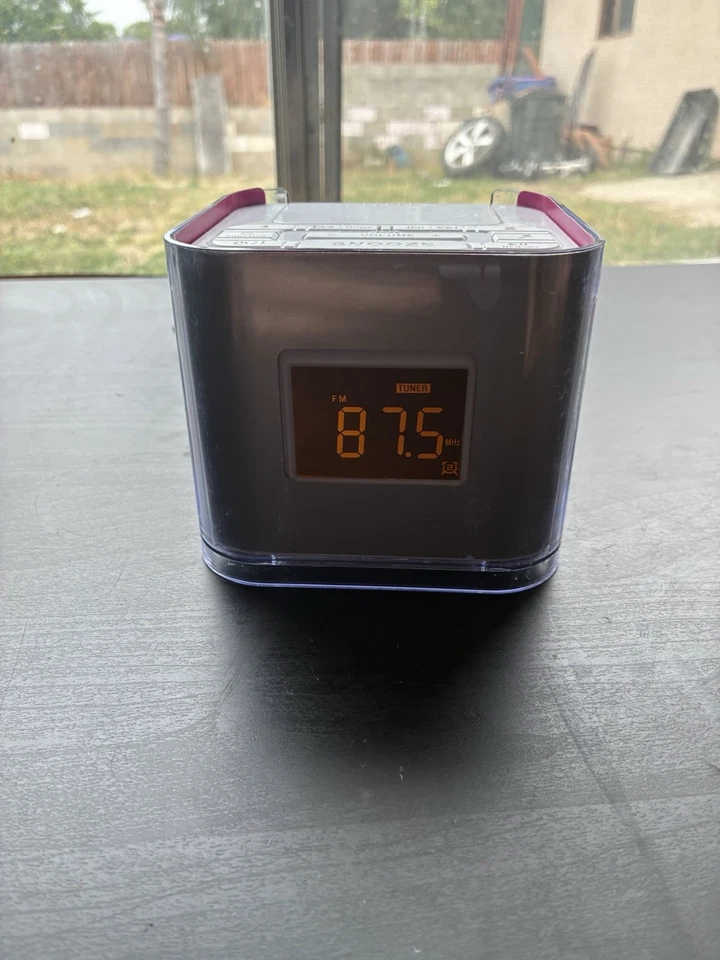 Audiovox Venturer CR8030iE5 Dual Alarm Clock, AM/FM Radio & Dock for iPod/iPhone - Image 2 of 4