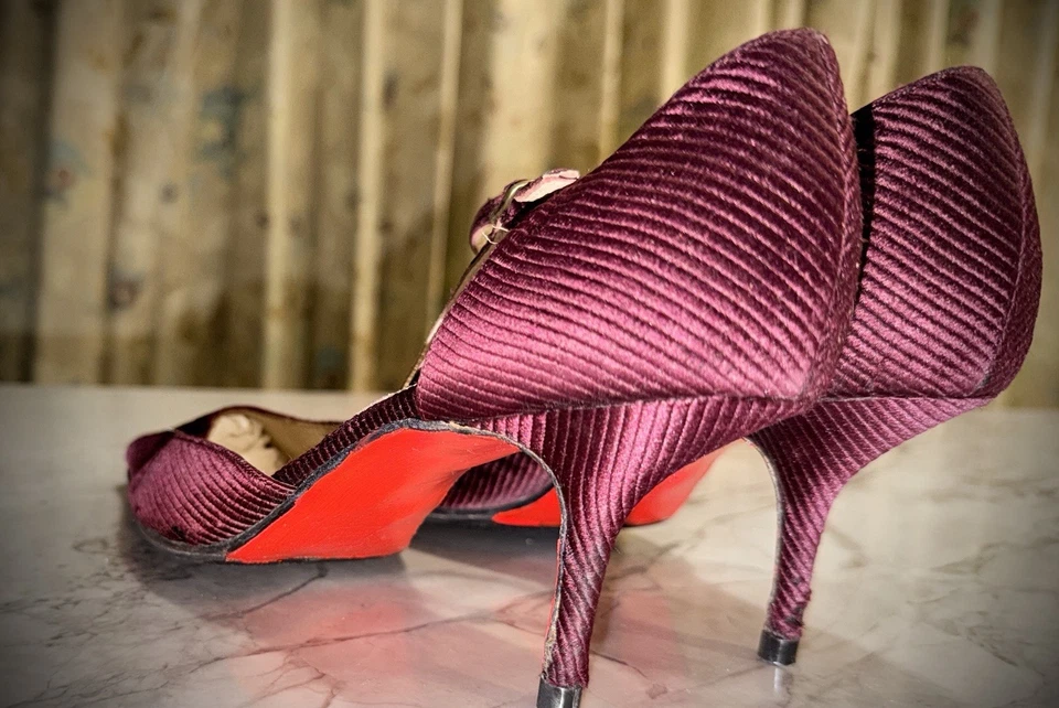 Christian Louboutin бордовый ребристый атласный заостренный носок слинга каблуки ЕС 38 - Изображение 3 из 4