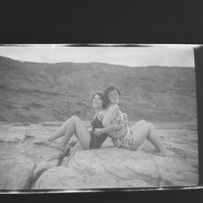 Junge Frauen spielen am Strand Vintage Bademode Beachwear 50er/60er Jahre s/w Negativ