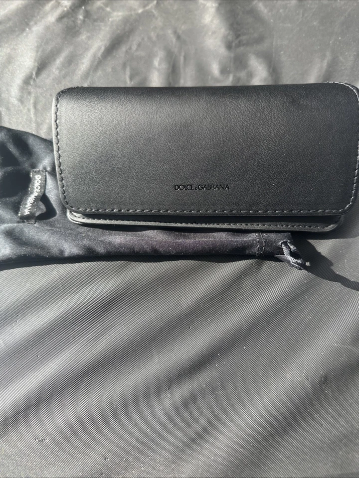 Óculos de sol feminino Dolce & Gabbana Statement preto e dourado - Imagem 4 de 4