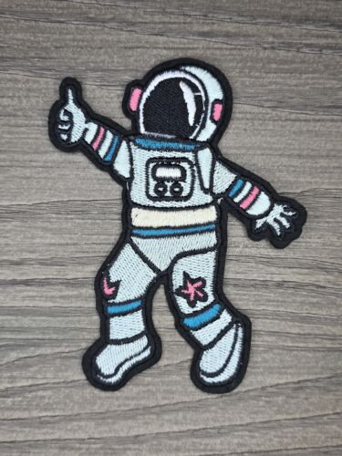 ASTRONAUTA SPAZIALE POLLICE IN SU PIANETA SPAZIO ESTERNO COSMO ARTE FERRO SU TOPPA 4,25"x3,5" - Foto 5 di 6