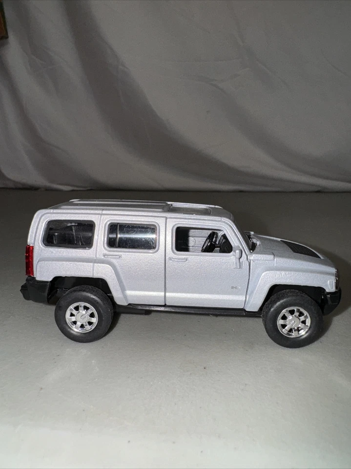 Coche fundido a presión Welly Hummer H3 43629 con licencia 4 1/2 pulgadas retroceso plateado nuevo Foto 4 de 4