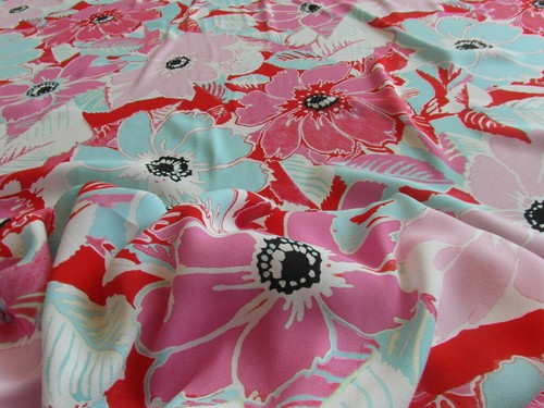 Crepe de Chine Viscosestoff 100%Viscose schönes Blumenmotiv 1,38 x 1,80 Meter