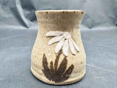 VINTAGE HANDGEFERTIGTE STUDIO KERAMIK VASE GÄNSEBLÜMCHEN BLUMENDESIGN RUSTIKAL STEINZEUG