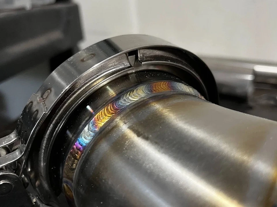 Volkswagen Jetta GTI 2019+ 1,4 T capó salida 3"" con bisel capó Foto 4 de 4