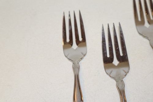 Oneida CANTATA Glossy Stainless Flatware - Set of 4 SALAD FORKS - Picture 2 of 7