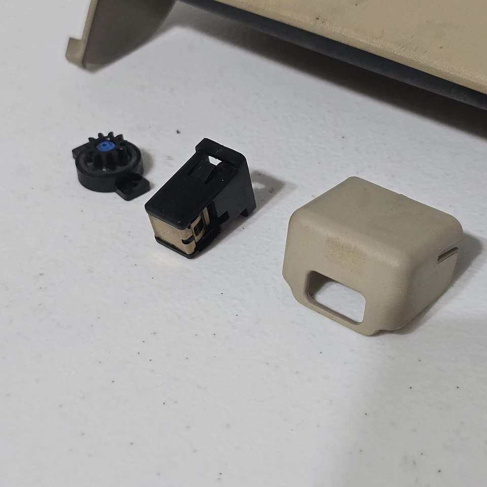 97-04 Mitsubishi Montero 3 SEC. Roof Overhead Console Dome Light 2ND CUBBY BEIGE - Image 2 of 4