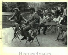1990 Press Photo Lauri Flores Interviews Robert Torres for 