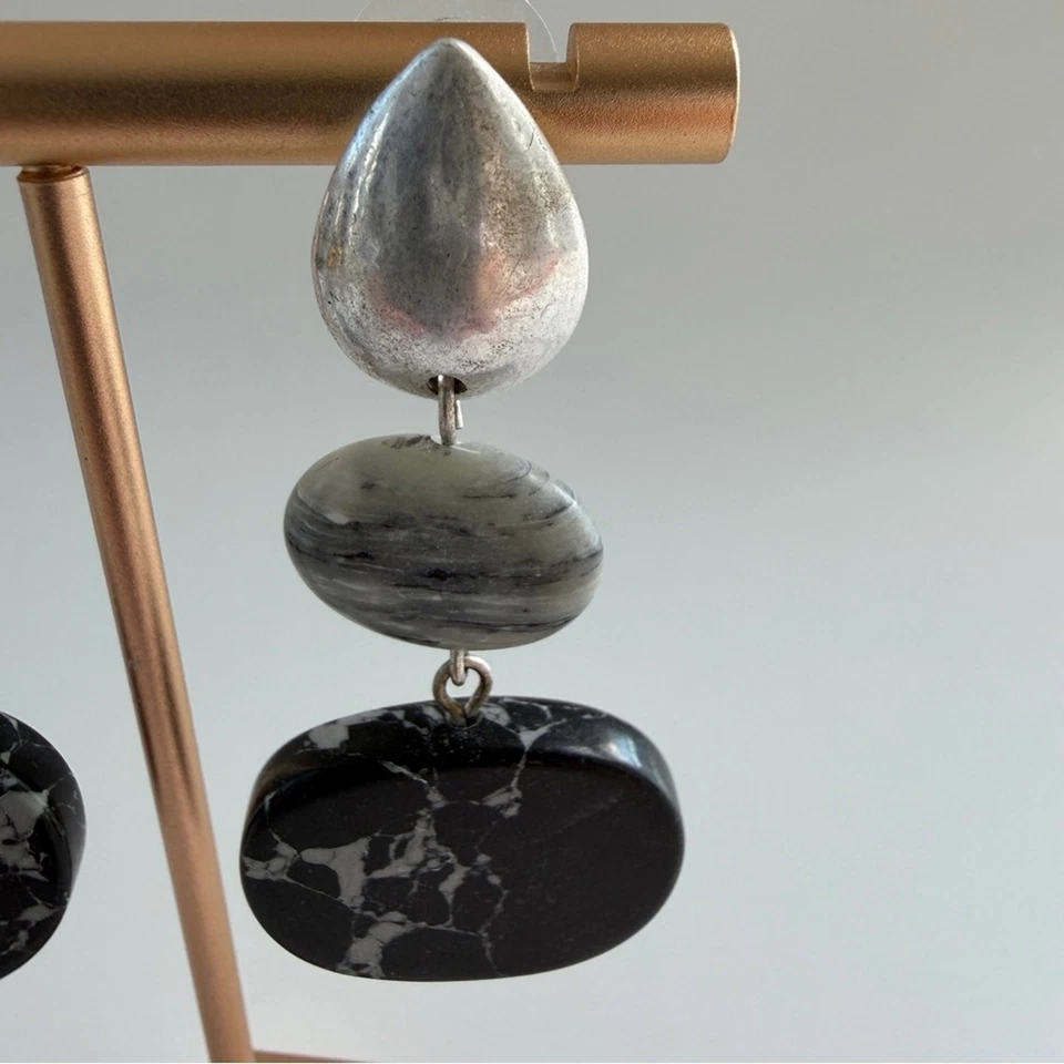 Pendientes colgantes de plata y negro con guijarro abstracto geométrico declaración artística Foto 3 de 4