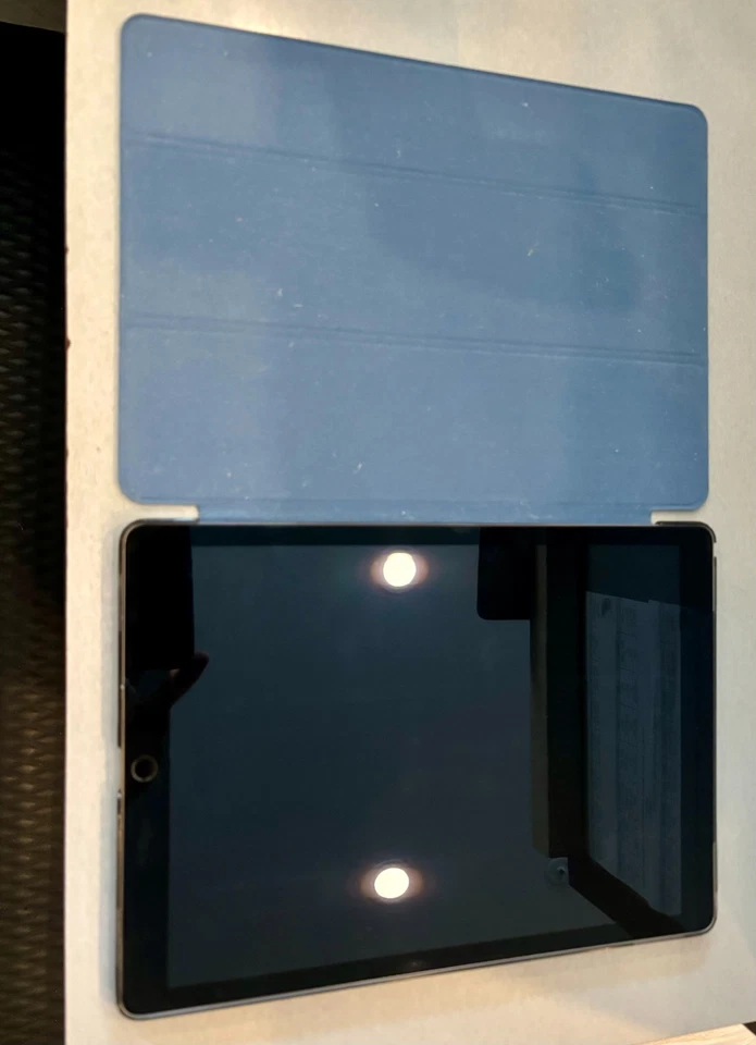 used Apple iPad Pro 12.9" 1st Gen 128GB ML3K2LL/A - Image 2 of 3