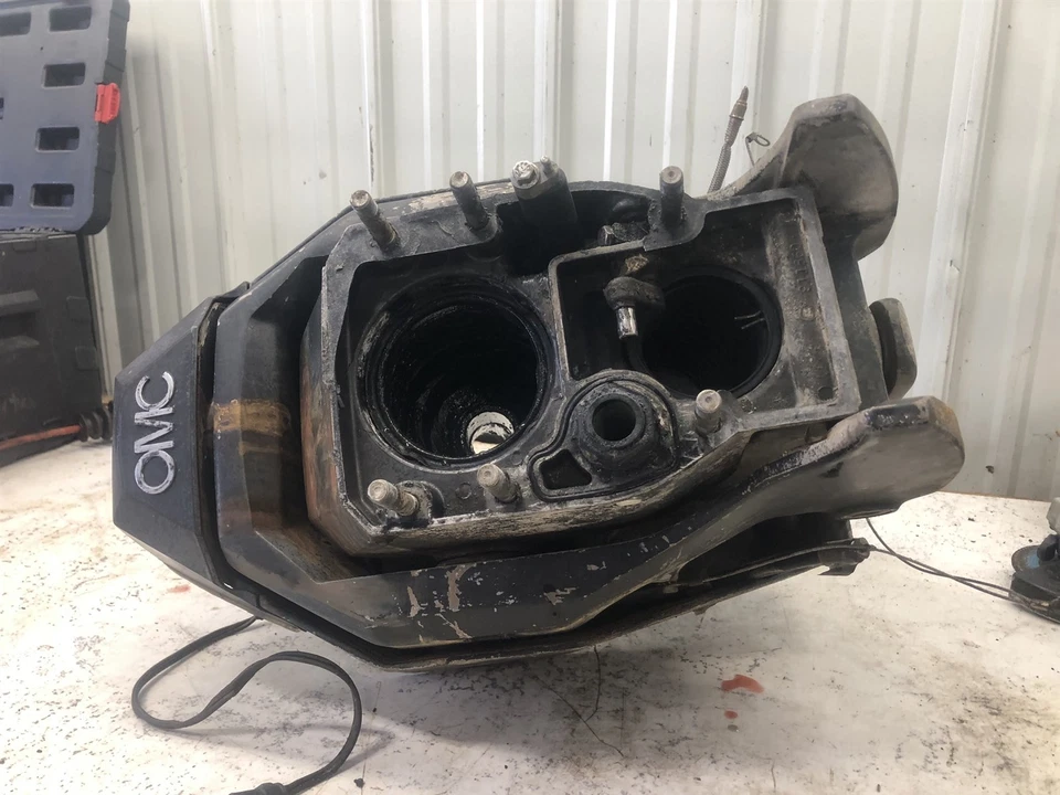 OMC Cobra Out Drive Outdrive Mount Cardán Carcasa Conjunto Foto 3 de 4