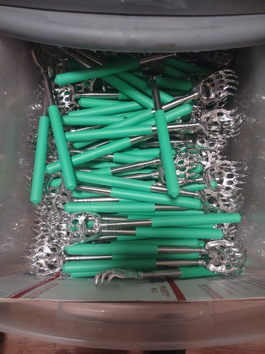 100BULK LOT BACK SCRATCHERS EXTENDABLE 22" BLUE BLACK RED GREEN(SHIP FROM USA) - Picture 3 of 15