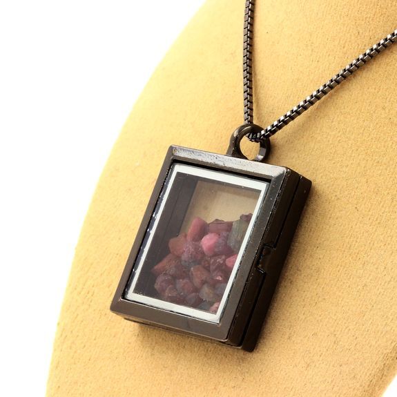 Collier Tourmaline multicolore brut et son pendentif carré noir d'exception