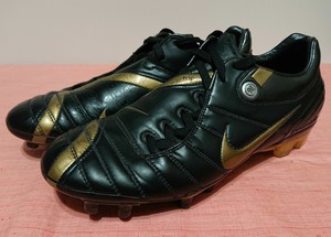 total 90 soccer boots