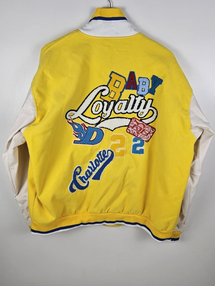 Chaqueta universitaria amarilla Boohoo Man x Da Baby para hombre talla M Foto 2 de 2