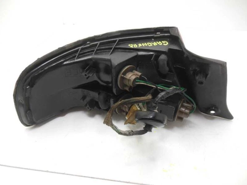 Luz trasera derecha pasajero a través de 1/92 exterior se adapta a 92 MAZDA 929 525832 Foto 3 de 3